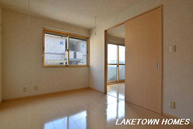 その他　南側６帖の洋室です。