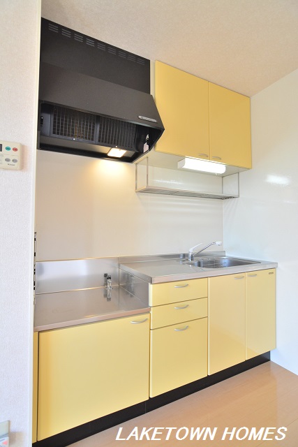 キッチン　上部にも収納のあるガスコンロ設置可能なキッチンです。