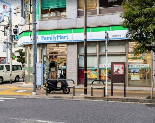 コンビニ　ファミリーマート 綾瀬駅前店（コンビニ）まで527m