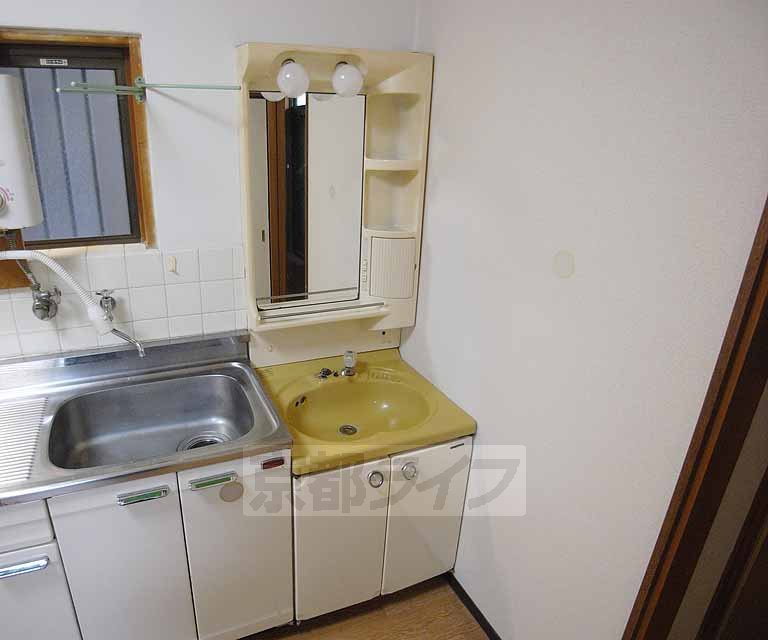 洗面設備　独立洗面台も嬉しいポイントですね