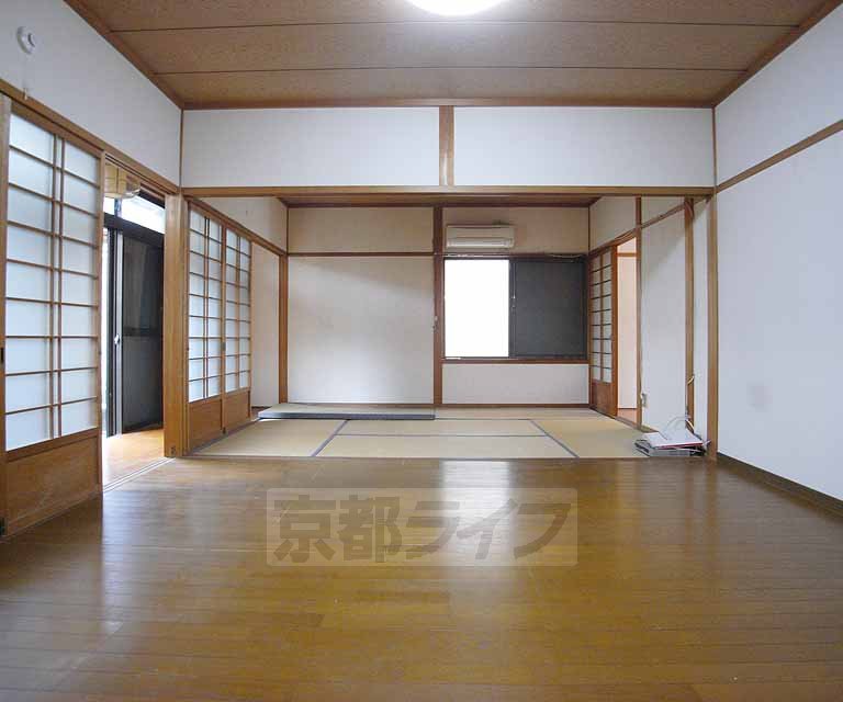 居室・リビング　落ちついた雰囲気のお部屋となっています