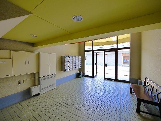 エントランス　落ち着いたエントランスです