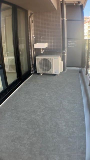 バルコニー　奥行きのあるバルコニー　屋外シンク付