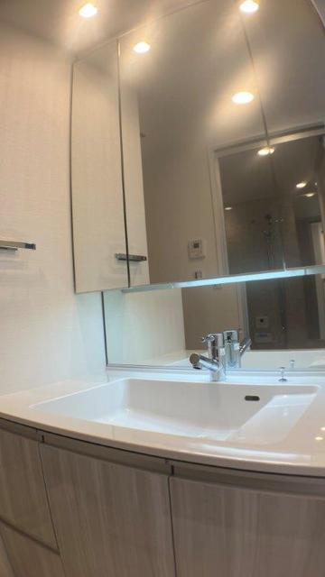 洗面設備　三面鏡付洗面化粧台