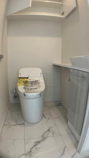 トイレ　温水洗浄暖房便座・手洗いカウンター付