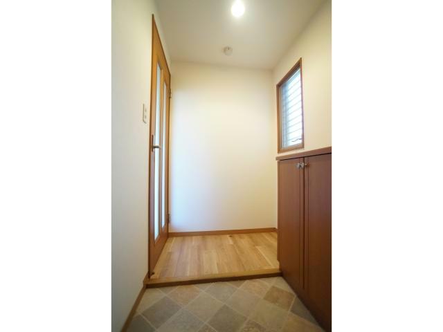 玄関　玄関に窓があり明るいです♪
