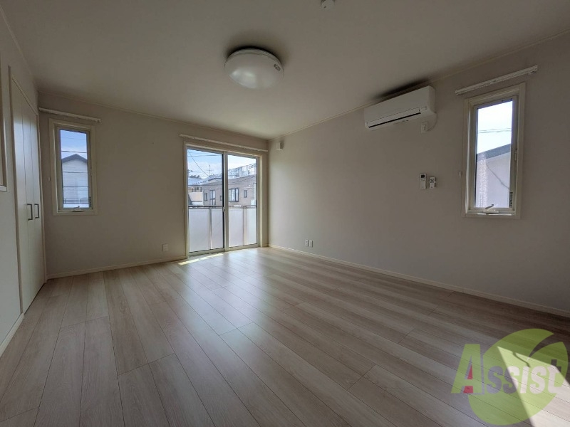 居室・リビング　お部屋はゆったりとした広さがあって家具の配置もしやすそう