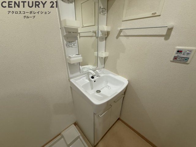 洗面設備　洗面所内に洗濯機置き場があります