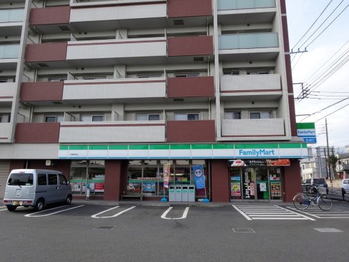 コンビニ　ファミリーマート辻堂神台店（コンビニ）まで246m