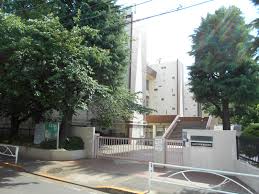 中学校　目黒区立第一中学校（中学校）まで738m