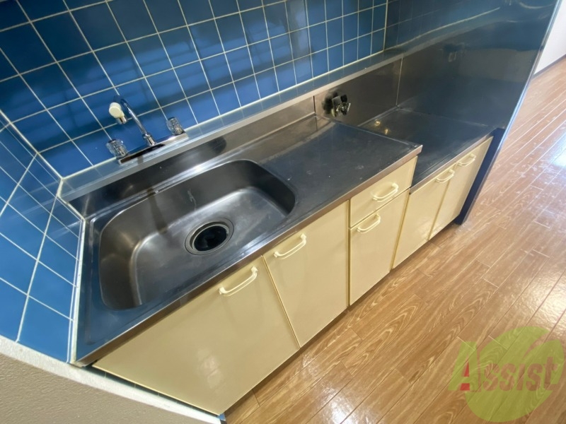 キッチン　シンプルなキッチンです。一人暮らしにはちょうどいいサイズ。