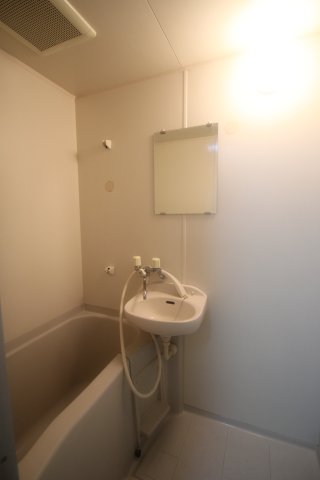 洗面設備　※同建物ほかのお部屋の写真です。