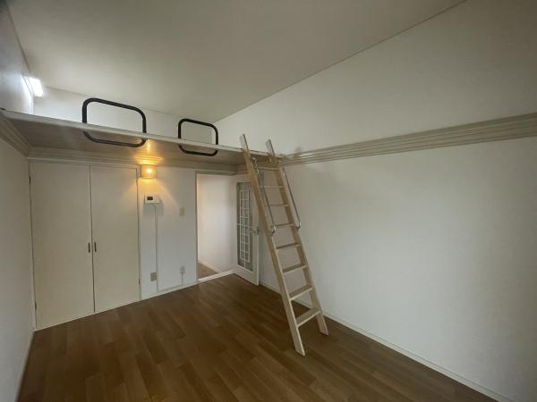 レオパレス吉川第6の居間写真