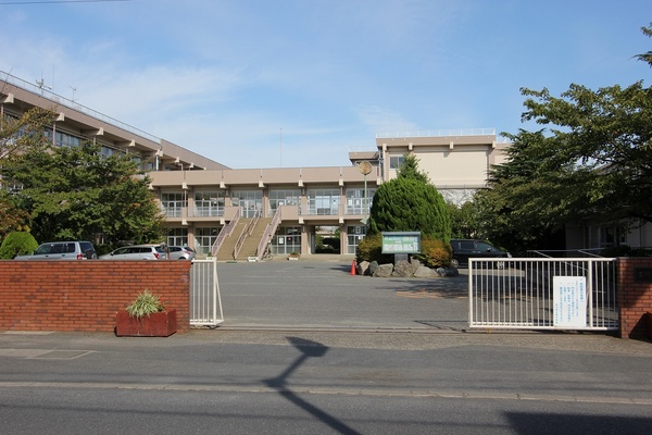 中学校　吉川市立南中学校（中学校）まで148m