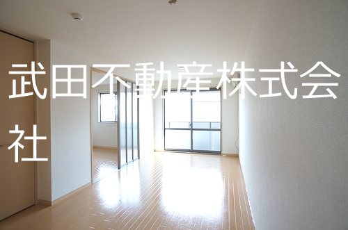 居室・リビング　バルコニーに面した日当りの良いリビングです♪※他部屋の画像で