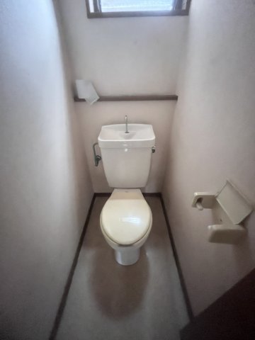 トイレ　窓があるため換気が可能です！