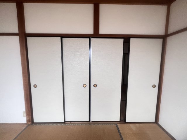 収納　各居室に押し入れ有！