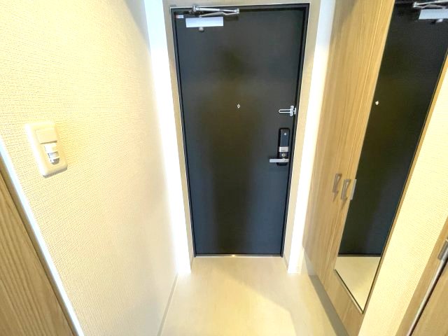 玄関　イメージとして同建物他部屋を表示しています
