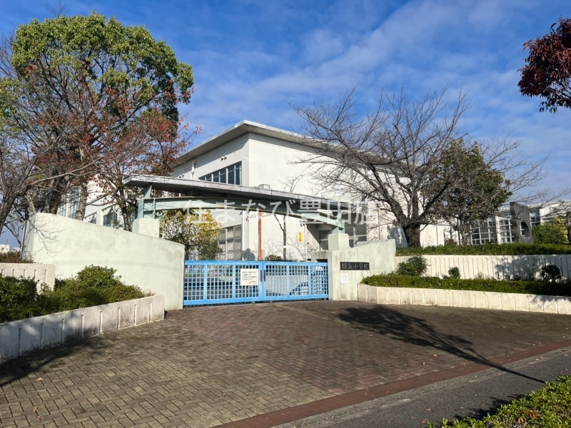 小学校　みよし市立緑丘小学校（小学校）まで376m