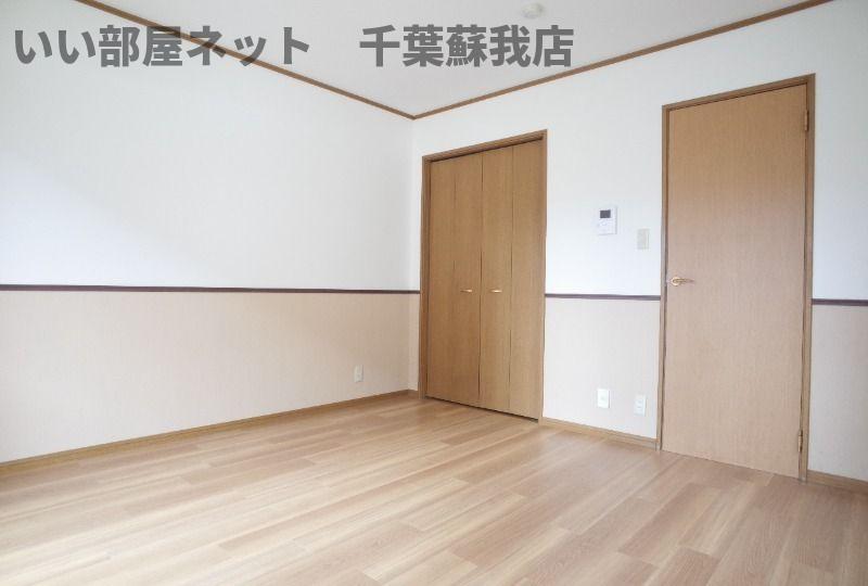 居室・リビング　落ち着いた色調の洋室です