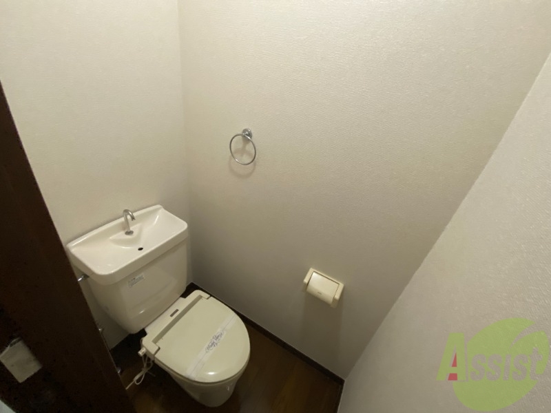 トイレ　白を基調としたトイレは、清潔感がありますね