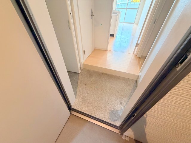 玄関　玄関に入るとお部屋まで一直線、明るい光が差し込みます。