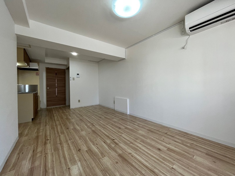 居室・リビング　木目のフローリングは落ち着きのある印象のお部屋になりますね。