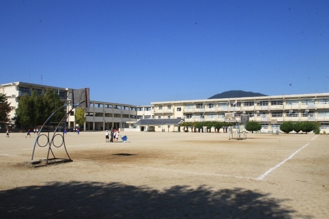 小学校　北九州市立曽根小学校（小学校）まで786m