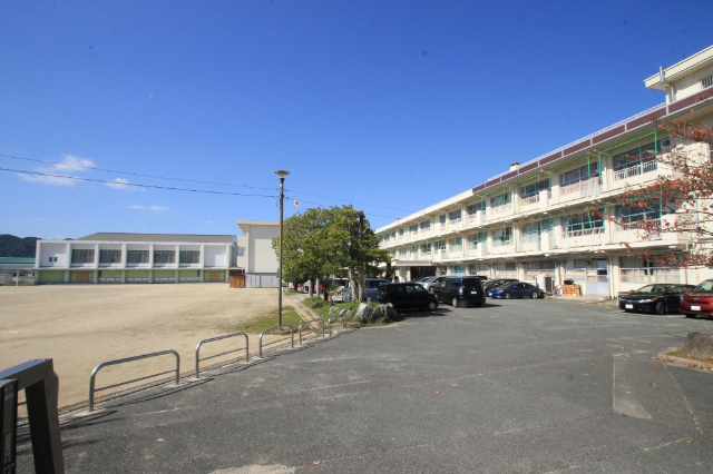 中学校　北九州市立曽根中学校（中学校）まで653m