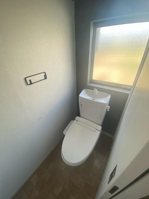 トイレ　トイレにも窓があって明るい☆