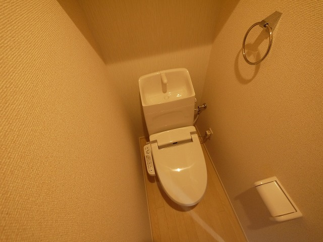 トイレ　落ち着いた色調のトイレです