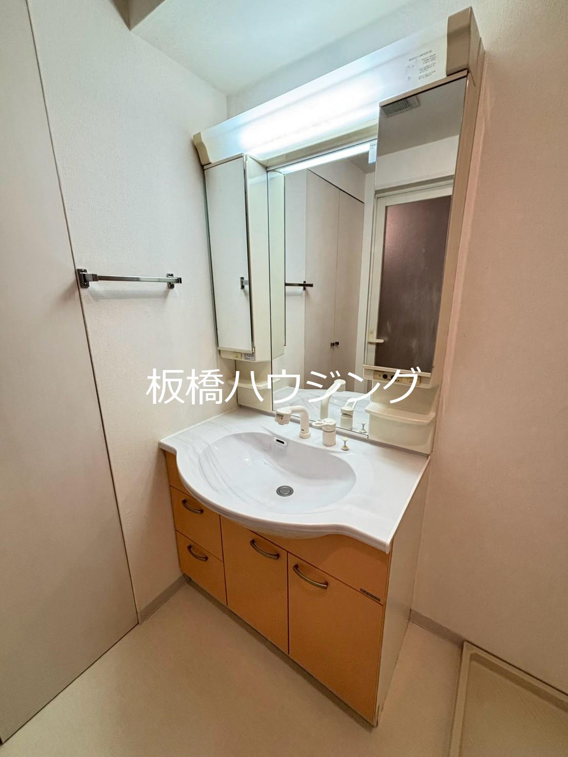 洗面設備　ゆったりとした脱衣所