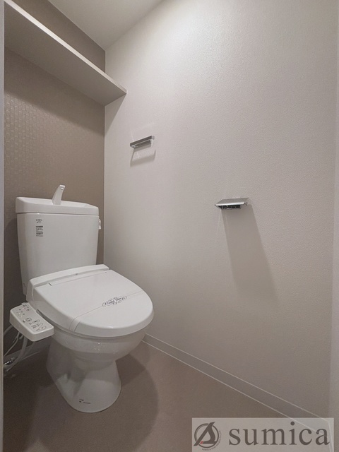 トイレ　人気アイテムの温水洗浄便座。清潔感のあるトイレです。