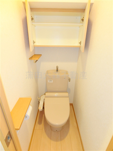 トイレ　棚収納と温水暖房便座付きのトイレ