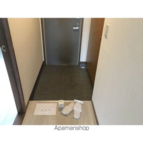 湘南新宿ライン高海 平塚駅 バス乗車時間：6分 最寄りバス停で下車 徒歩3分 3階建 築32年の玄関写真