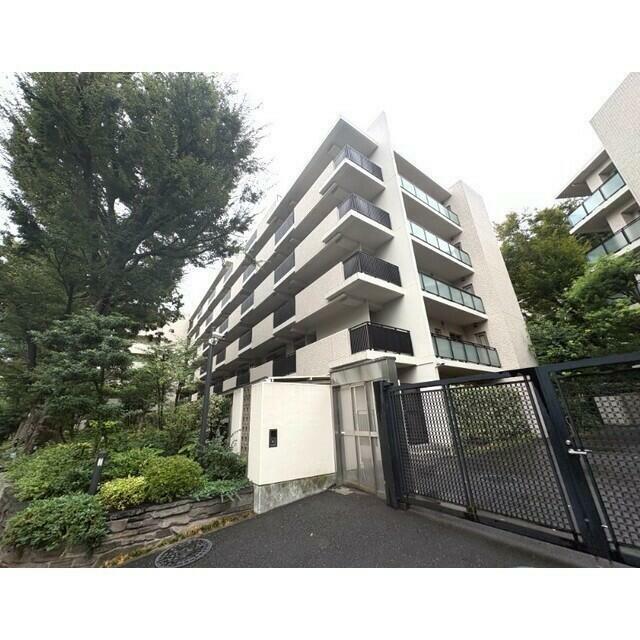 建物外観　鉄筋コンクリート造のがっちりとした建物。