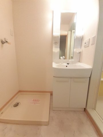 洗面設備　明るい洗面所です
