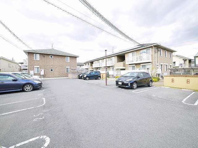 駐車場　駐車場があるので、車を買う予定の方も安心です