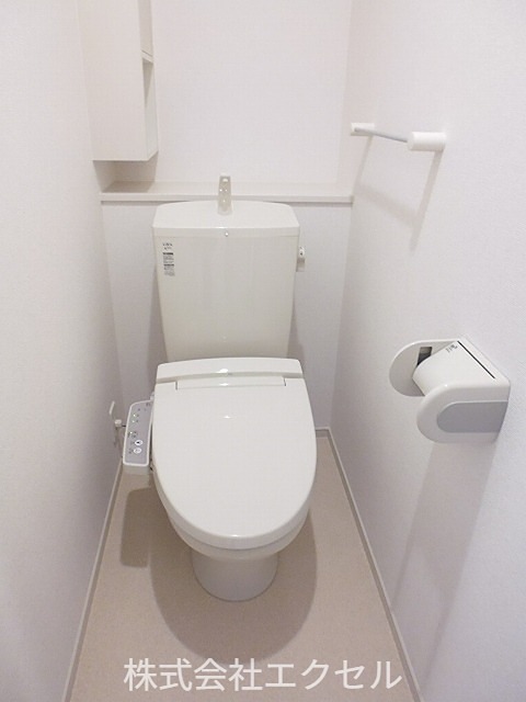 トイレ　温水洗浄便座です。