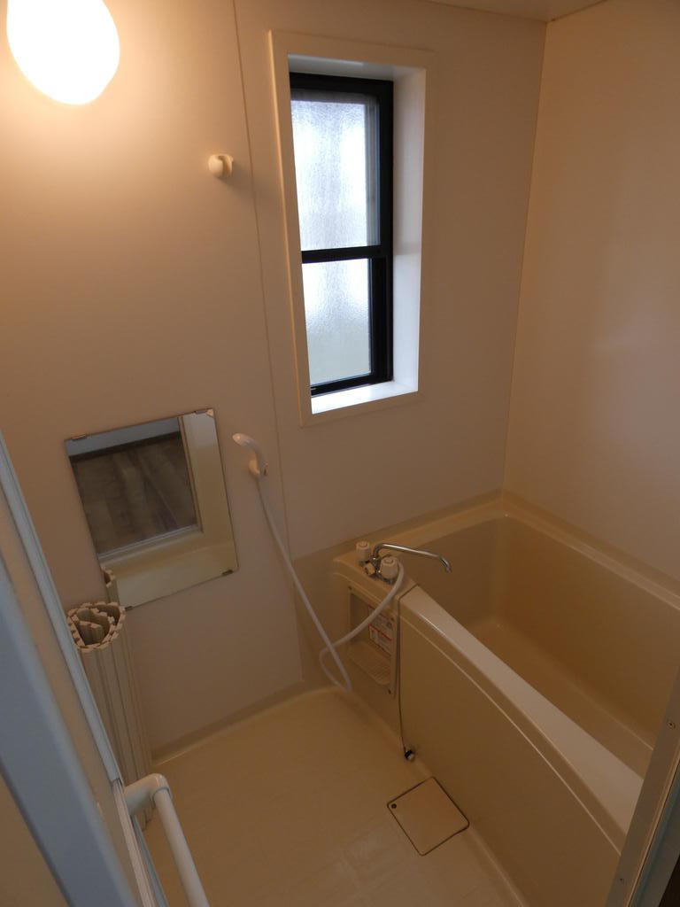 バス・シャワールーム　窓が有るので明るく、換気もできます