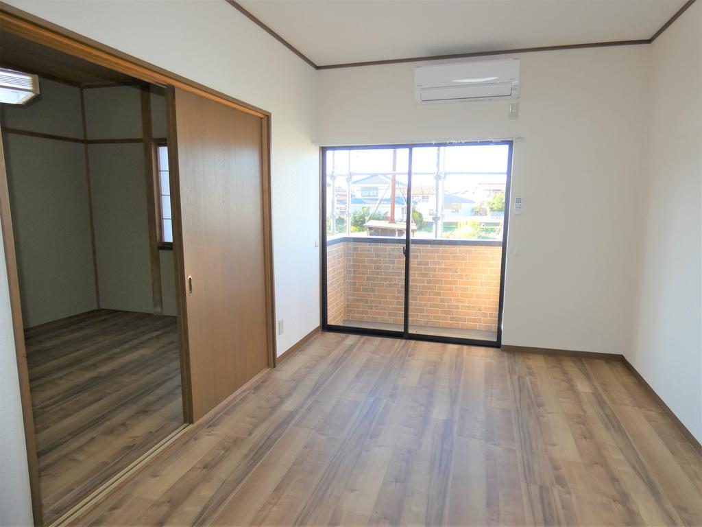 居室・リビング　バルコニー付きの6帖の洋室