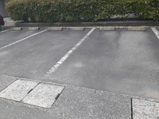 【ホワイトヒルハイツの駐車場】