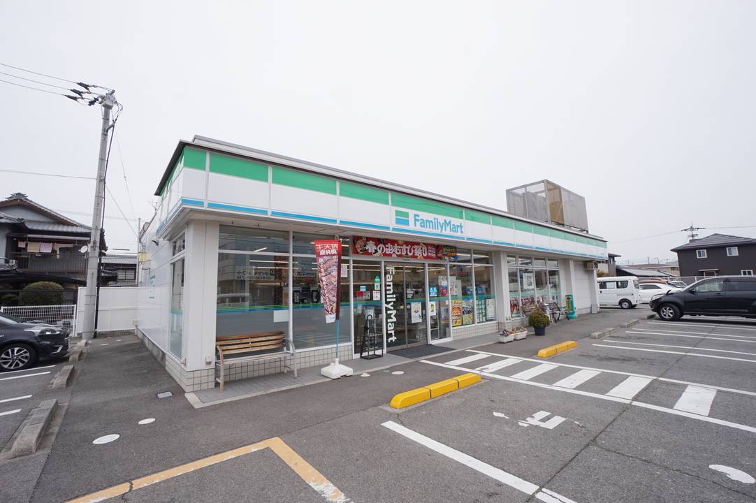 コンビニ　ファミリーマート南斎院町店（コンビニ）まで376m