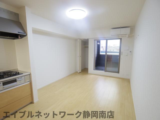 居室・リビング　こちらの居間で趣味の時間をお楽しみください