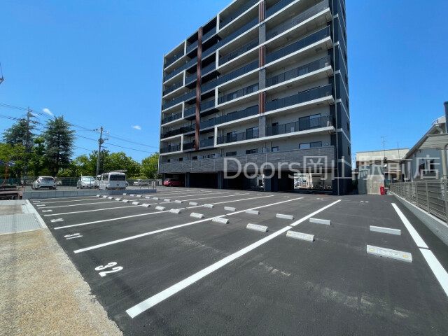 【岡山市南区青江のマンションの駐車場】