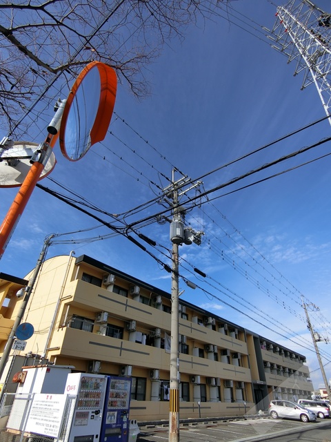 泉佐野市南中安松のマンションの建物外観