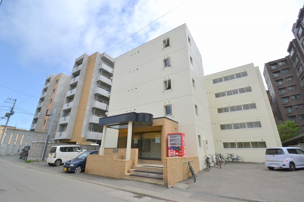 札幌市中央区南十五条西のマンションの建物外観