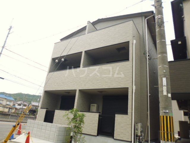 京都市西京区松尾木ノ曽町のアパートの建物外観