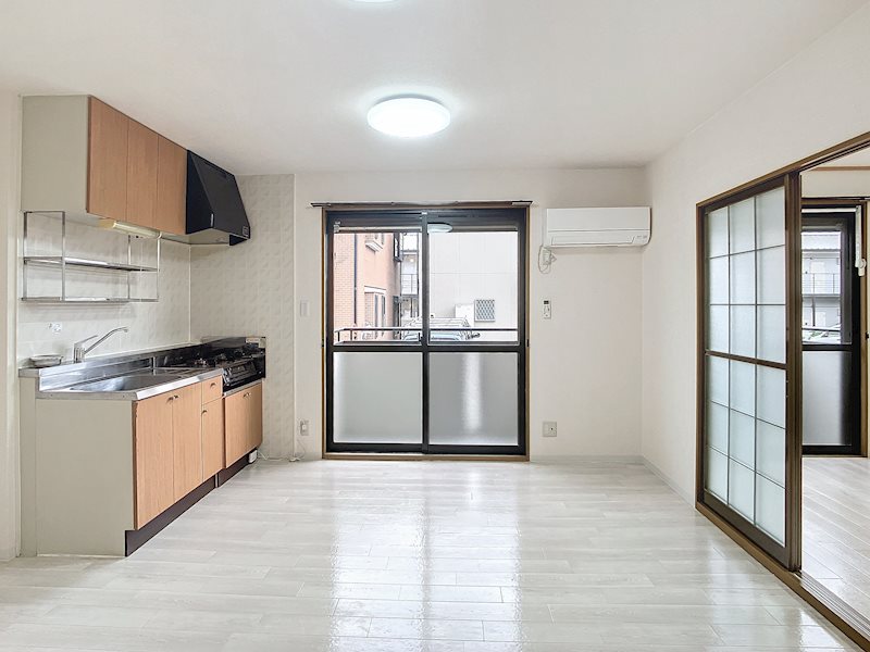 居室・リビング　掃出し窓にシャッターついてます！