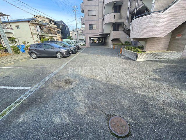 【八尾市高美町のマンションの駐車場】